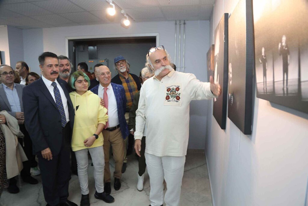 SAHNE FOTOGRAFLARI GOZ ALICI SERGI OLDU 2 scaled