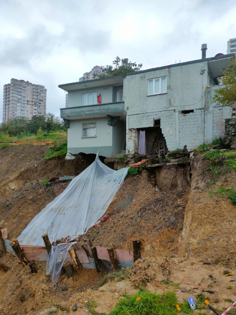 Samsun’daki toprak kaymasında evlerin temeli boşaldı