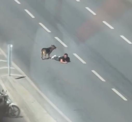 SAMSUNDA BIR KISI ANA YOLUN SAG SERIDI 918023 272801