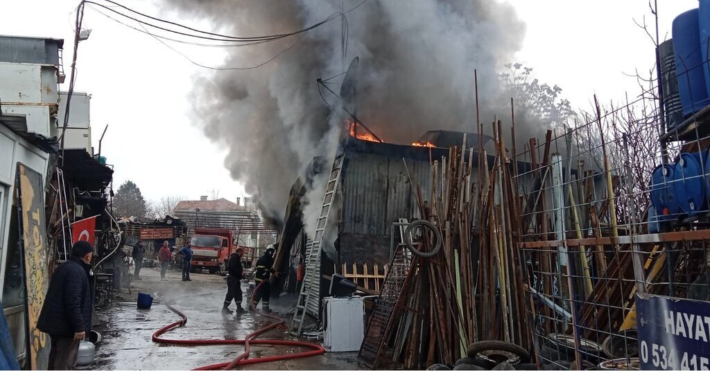 SAMSUNDA HURDA DUKKANINDA YANGIN 511011 151292