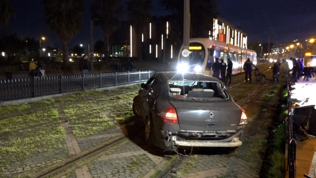 Samsun’da kaza yapan araçlardan biri yine tramvay yoluna girdi; 1 yaralı