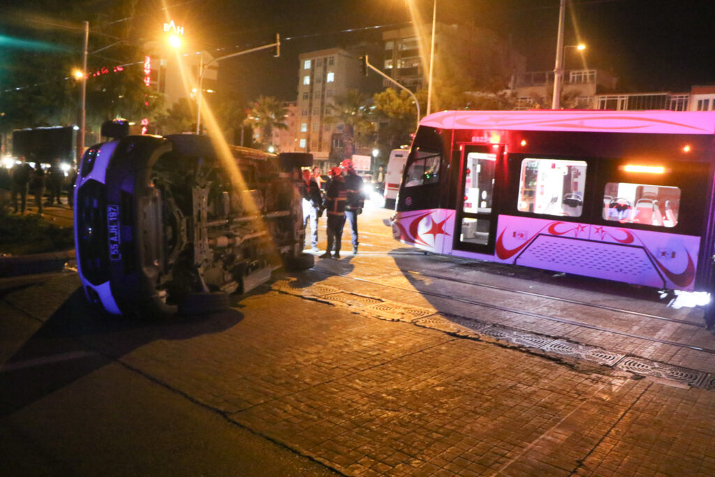 Samsun’da tramvay ile ambulans çarpıştı; 3’ü sağlık çalışanı 4 yaralı