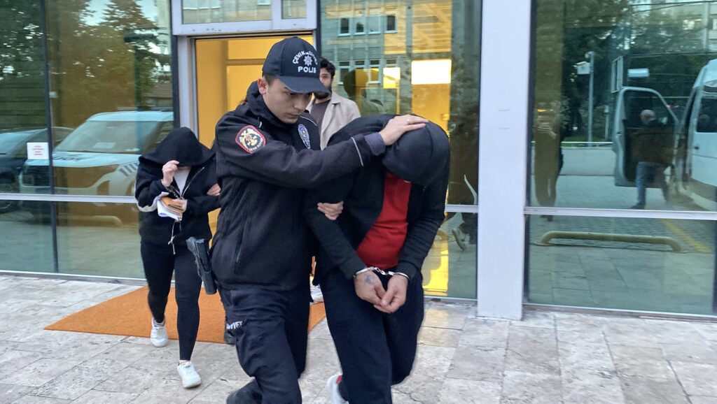 Samsun’da uyuşturucu kullanmaktan aranan firari hükümlü, arkadaşları ile uyuşturucu kullanırken yakalandı