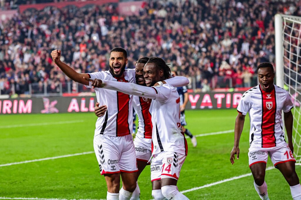 Samsunspor, Antalyaspor’u 2-0 mağlup etti! Galatasaray ile puan farkı 3’e düştü