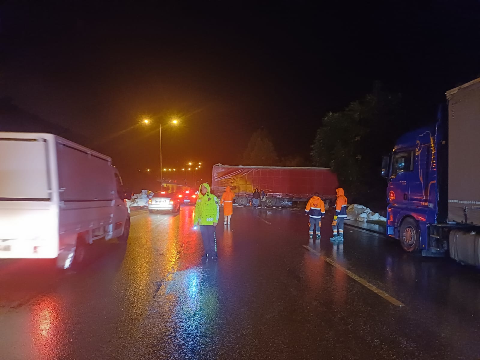 Samsun– Ankara kara yolunda TIR bariyerlere çarptı; ulaşım
