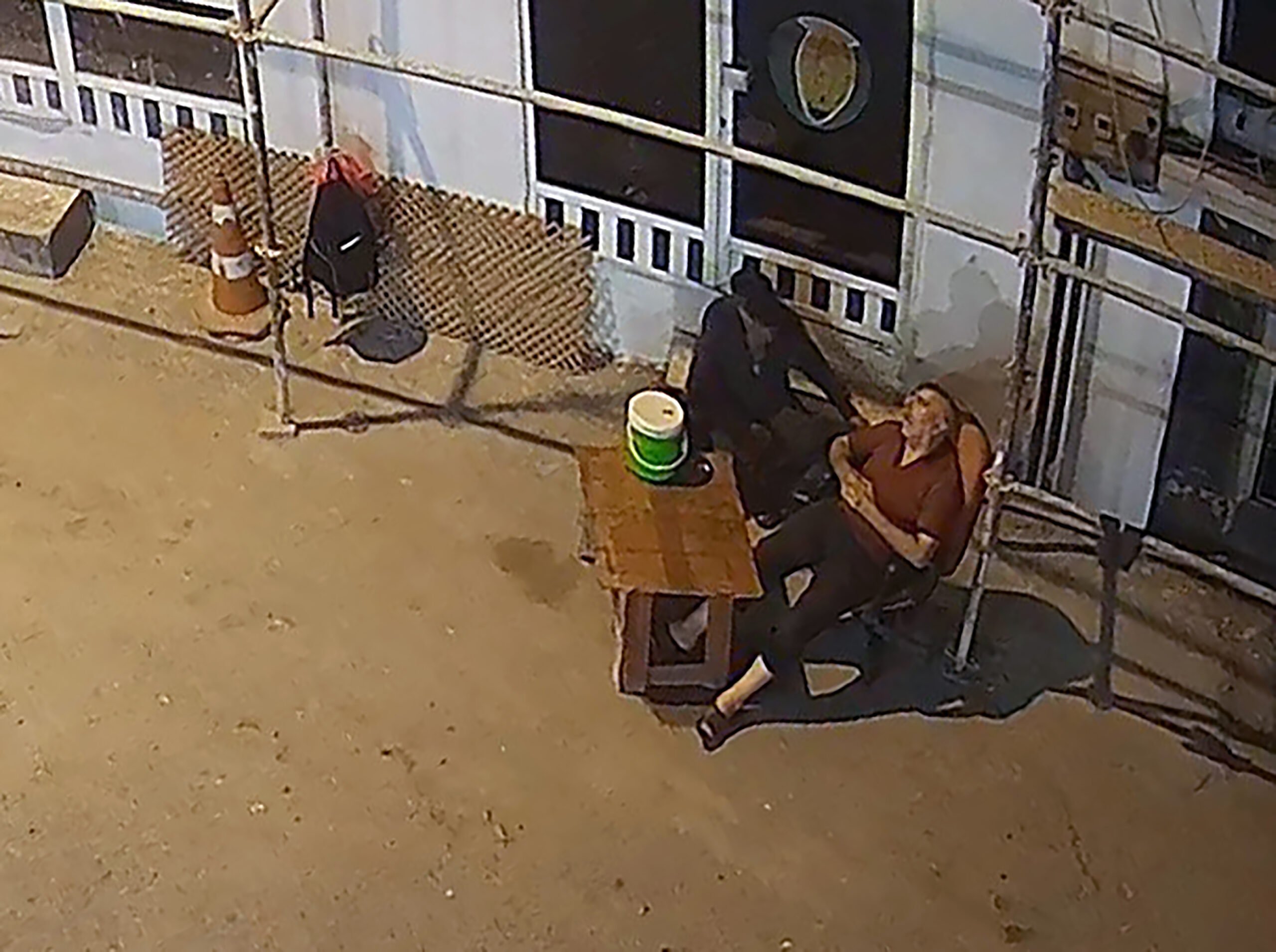 SANDALYEDE UYUYAKALAN BEKCININ CEP TELEF 907674 269489 scaled