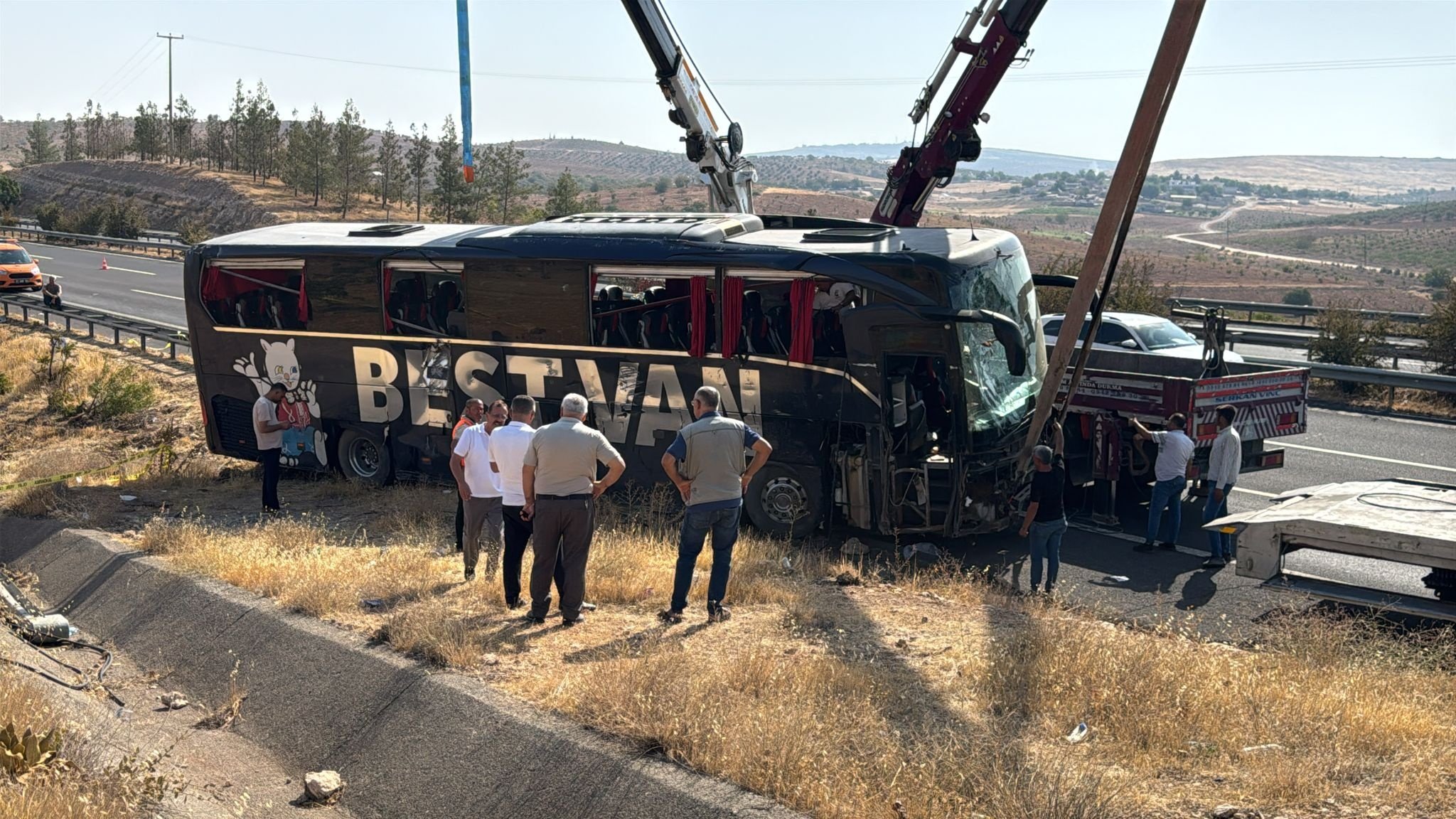 SANLIURFADA YOLCU OTOBUSU DEVRILDI 27 894859 265815