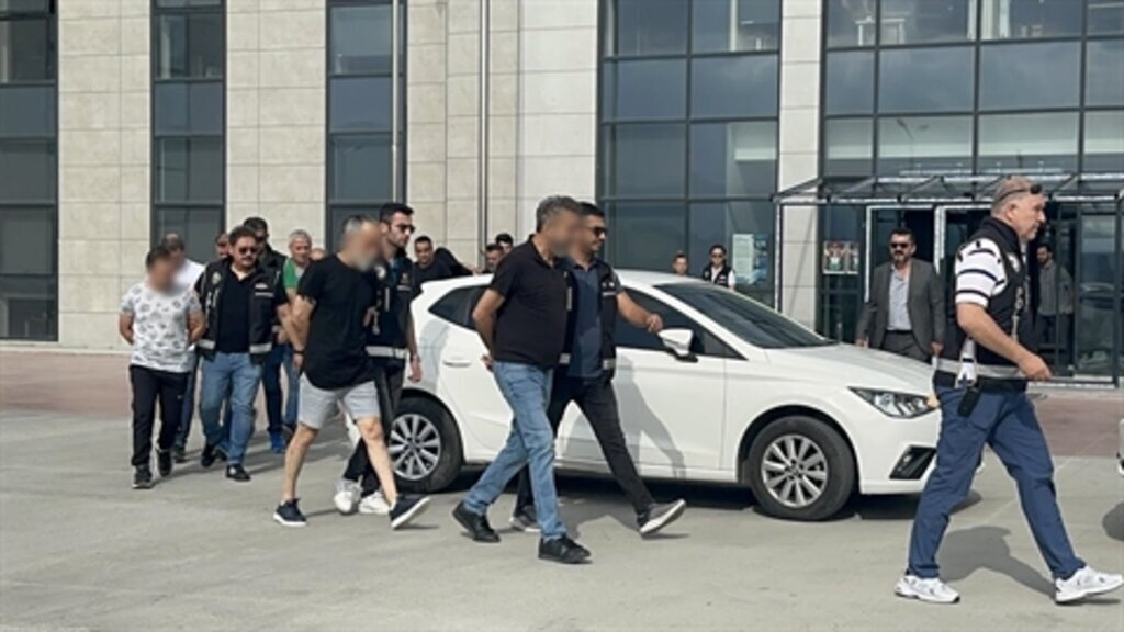 SAVCI SUC ORGUTUNUN SEMASINI CIKARDI 3 421839 124419