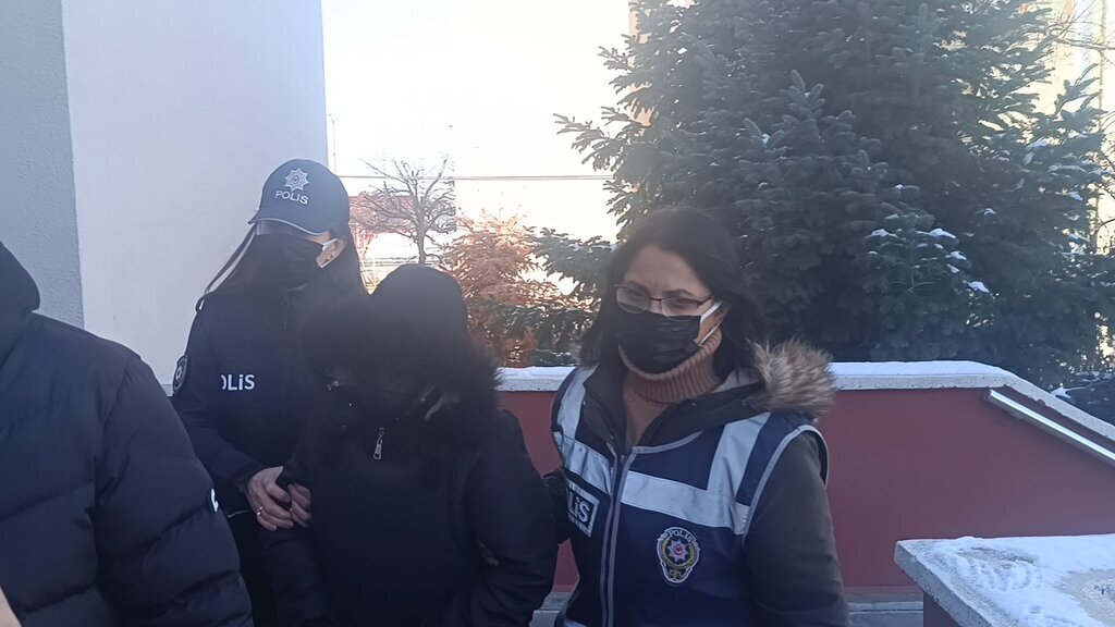 SEVGILILERI OLDUREN CIFT YAKALANIP TUTU 439454 129689