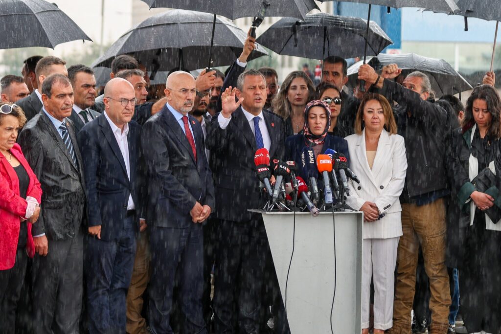 Özgür Özel: Sinan Ateş davasında mahkeme ışık hızıyla karar vermeye çalışıyor