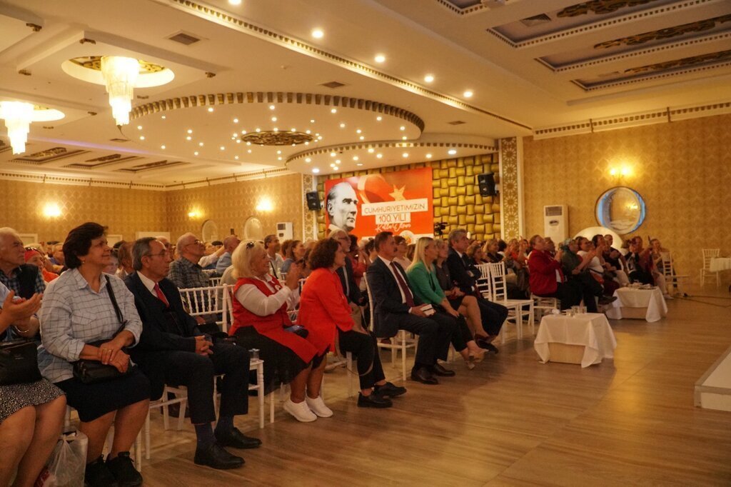 SINAN MEYDANLA CUMHURIYET TARIHINE YOLCULUK 11