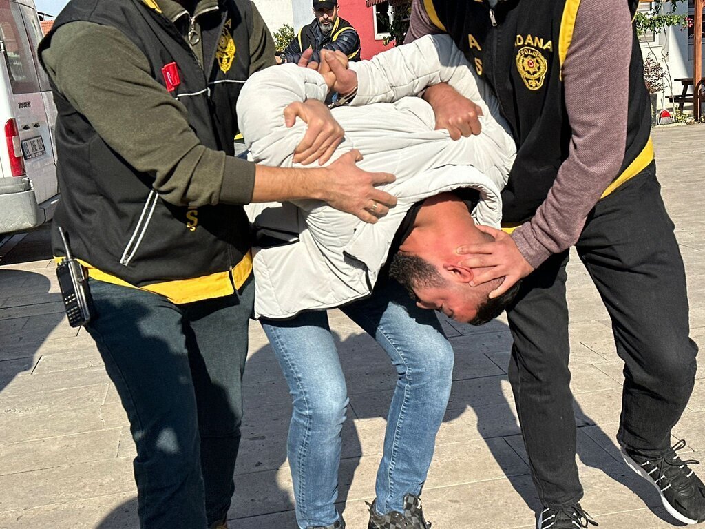 SITEDE KADIN GUVENLIK GOREVLISINI REHIN 457299 134983