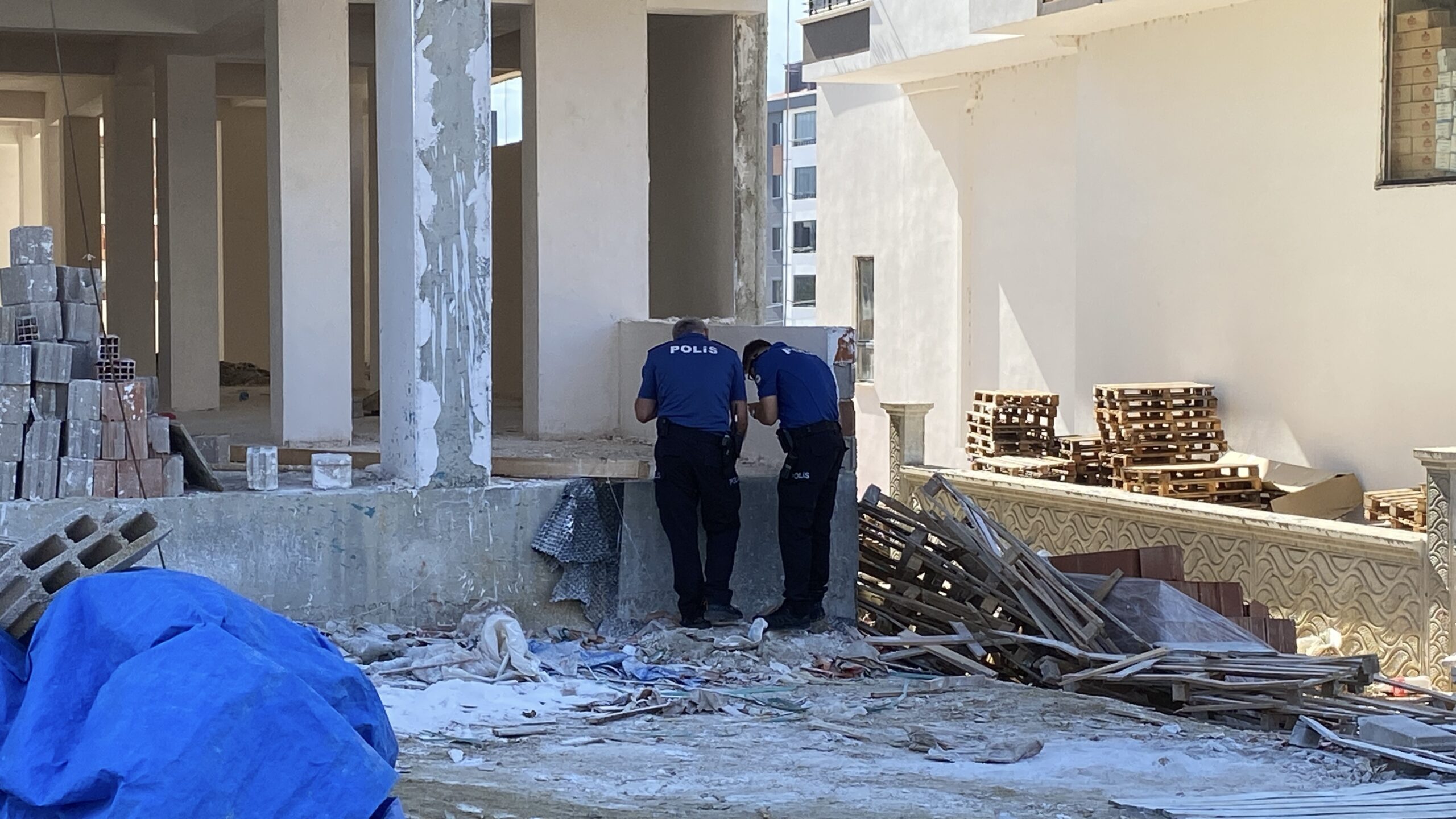 Sıva yaparken altındaki kalas kırıldı, asansör boşluğuna