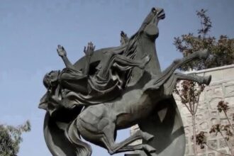 SURIYEDE PAPANIN HEDIYE ETTIGI AZIZ P 1072168 318168