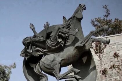 SURIYEDE PAPANIN HEDIYE ETTIGI AZIZ P 1072168 318168