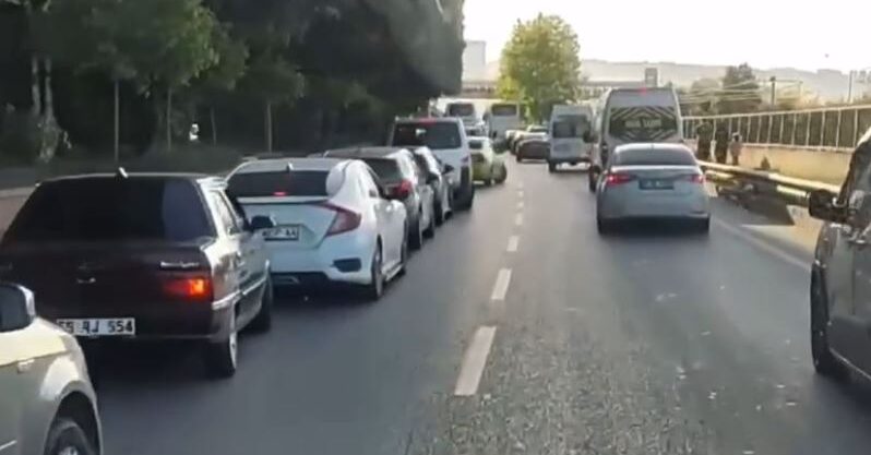 Samsun’da sürücülerin fermuar yöntemiyle ambulansa yol vermesi kameraya yansıdı