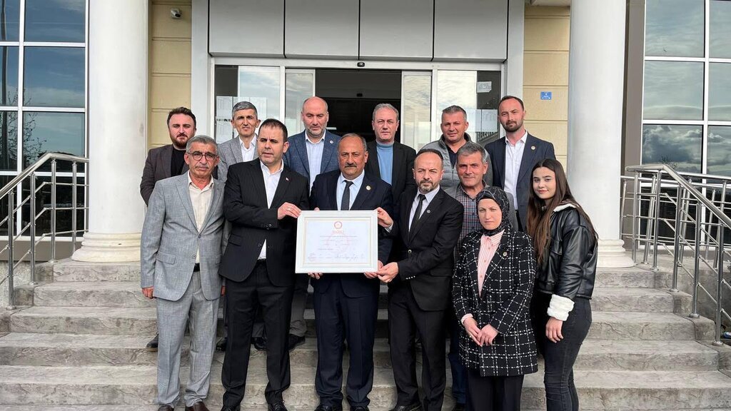 Salipazari Belediye Baskanligi secimlerini kazanan Refaettin Karaca mazbatasini aldi