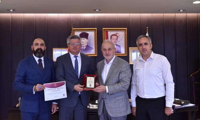 Samsun İl Milli Eğitim Müdürlüğünce Rektör Ünal’a Plaket Takdim Edildi 