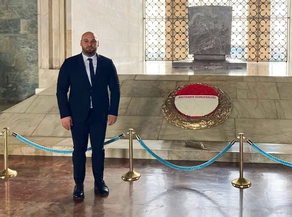 Serhat Turkelden 10 Kasim mesaji Ataturkun vizyonu Turk milletinin isik kaynagidir scaled e1699561093159