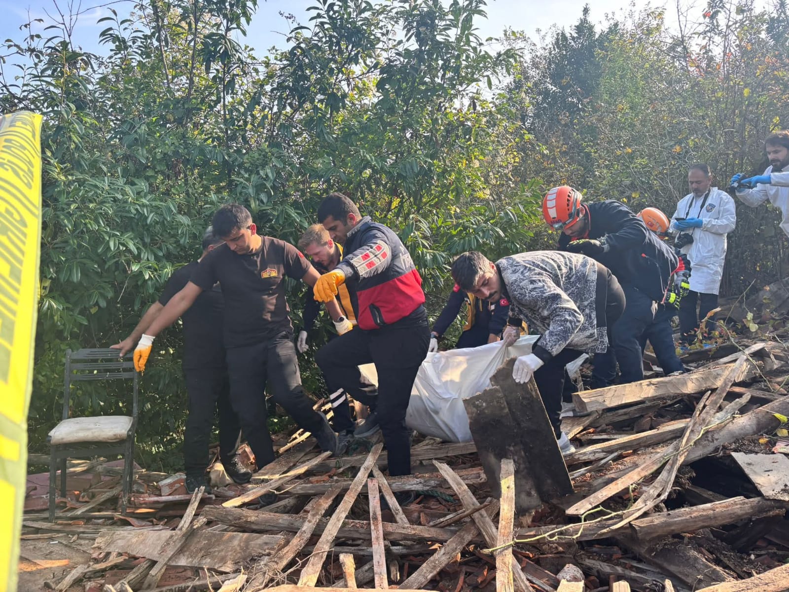Tahtalarını sökerken ahşap ev yıkıldı; altında kalan sah