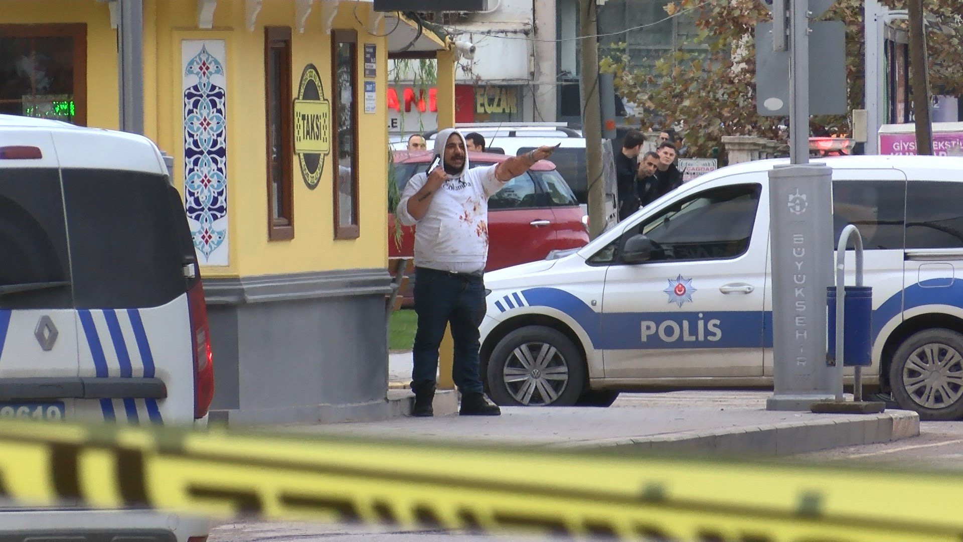 Taksi durağında kendisini tabanca ve bıçakla yaraladı