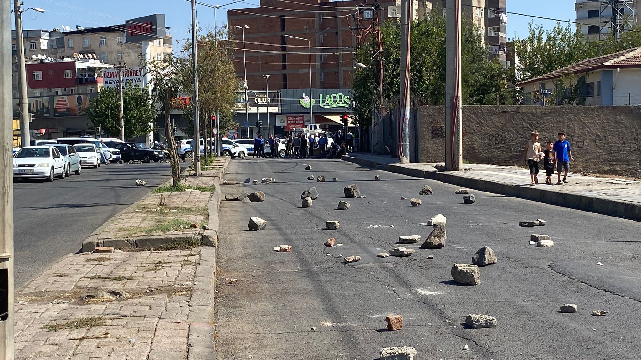 Tapulu arazilerinden geçen yolu taşlarla trafiğe kapattılar
