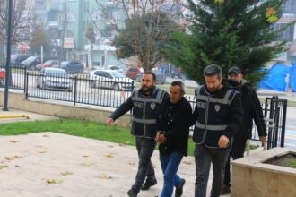 TARTISTIGI ARKADASINI EVININ ONUNDE VURD 1072162 318161