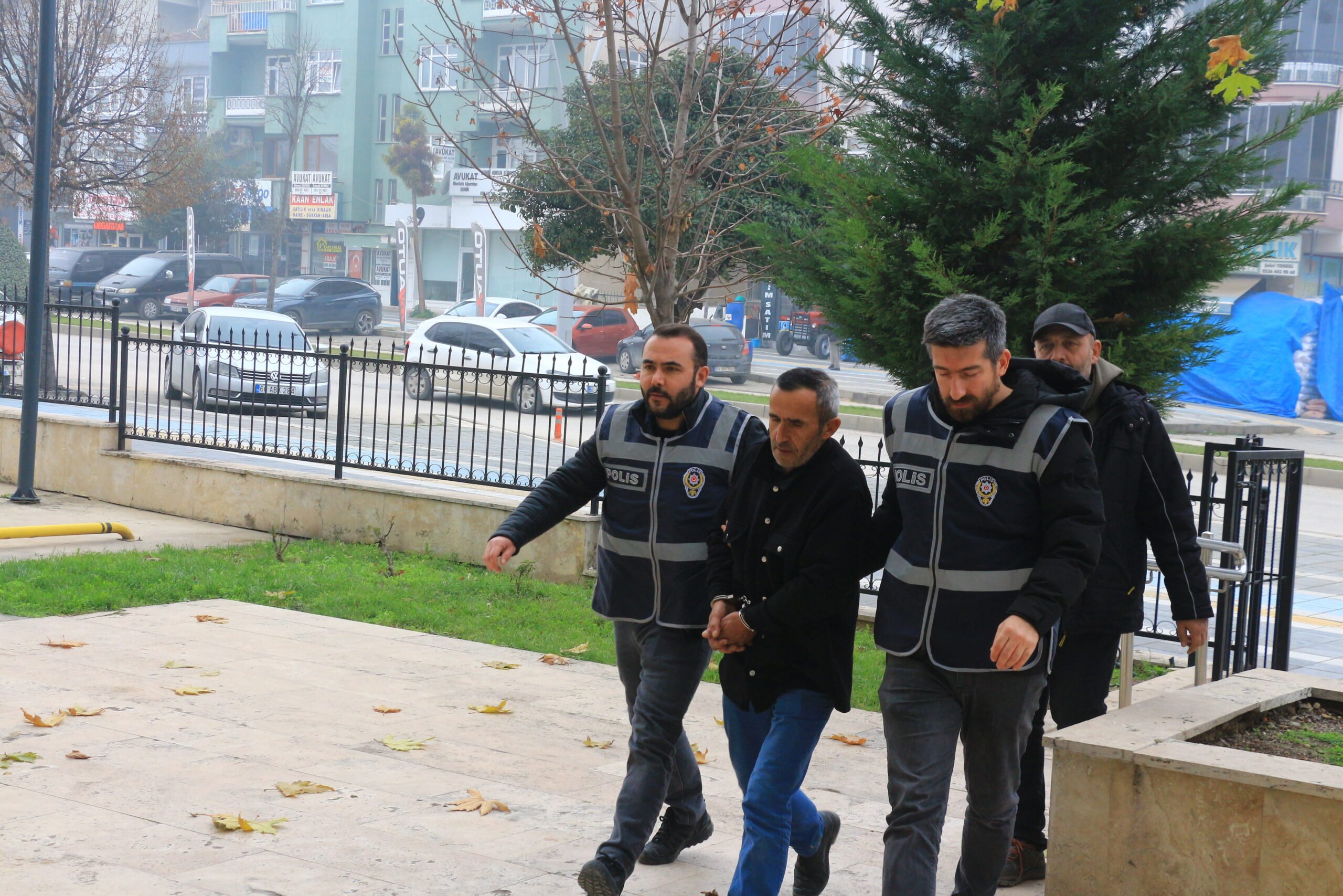 Tartıştığı arkadaşını evinin önünde vurdu (2)