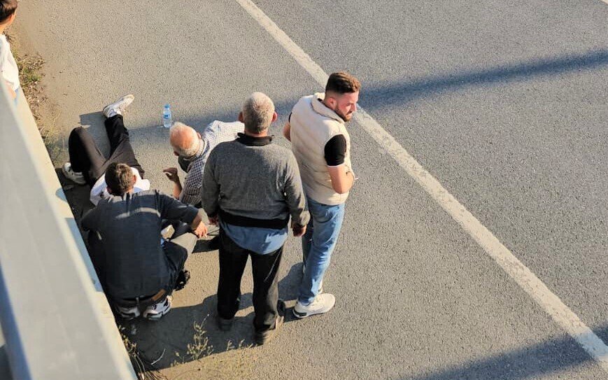 Tek teker yaparken arkadaşının motosikletine çarptı; 2 yara