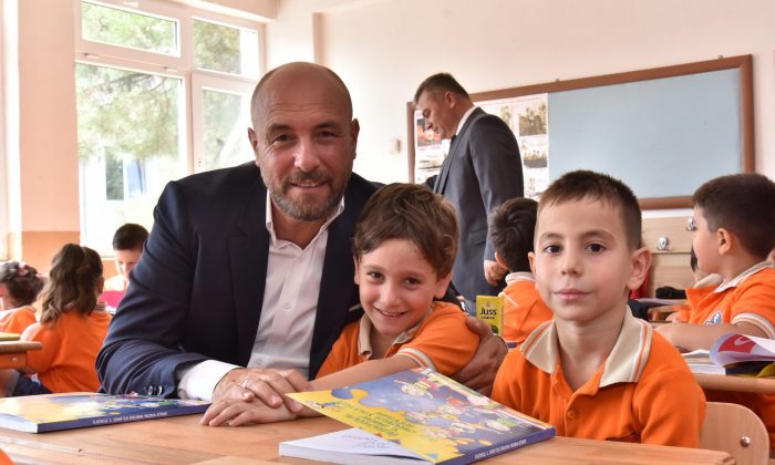 Tekkeköy’de 4 yeni okul öğrencilerle buluştu