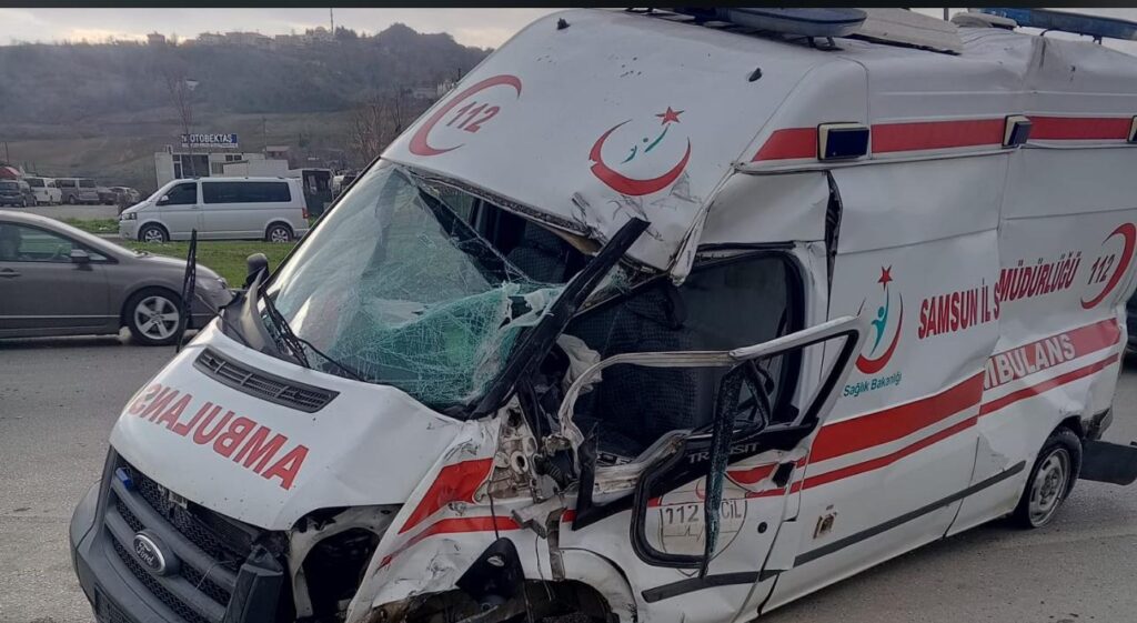 Samsun’da TIR’ın çarptığı ambulans hurdaya döndü; 1 yaralı