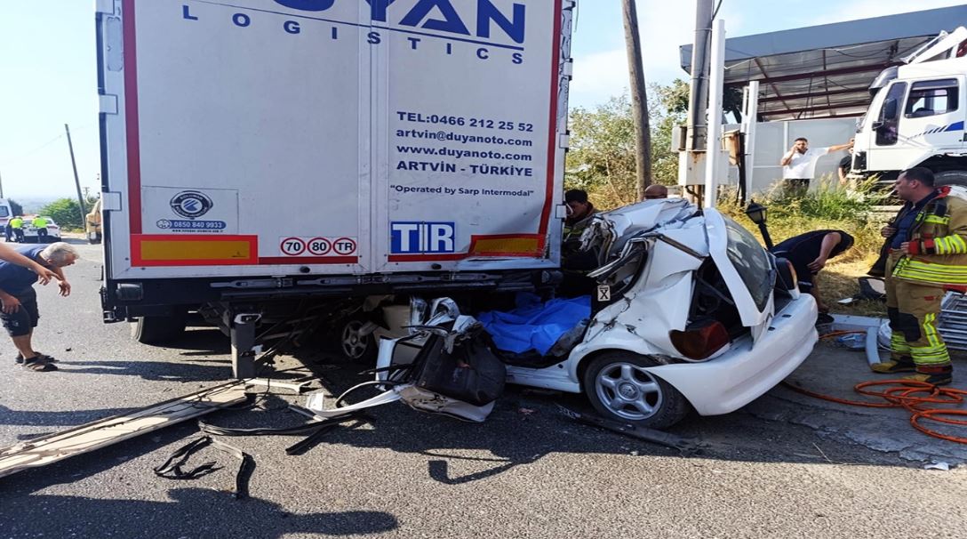 TIRA CARPAN OTOMOBILDEKI 2 KUZEN OLDU 884740 262883