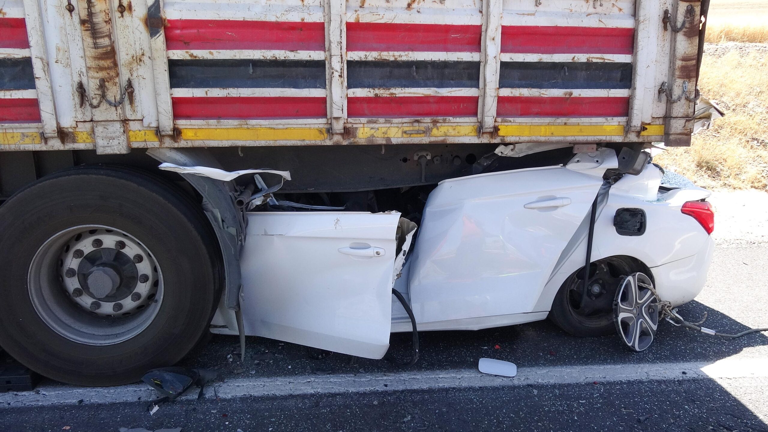 TIRIN ALTINA GIREN OTOMOBILIN SURUCUSU 864130 256621 scaled