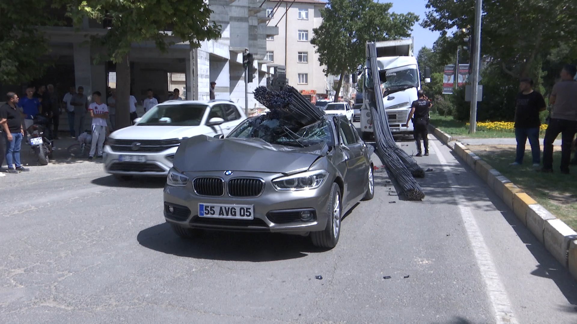 TIRIN DORSESINDEKI DEMIRLER OTOMOBILIN 894068 265552