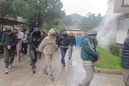 TIRIN DORSESINDEN 42 KACAK GOCMEN CIKTI 1065678 316224