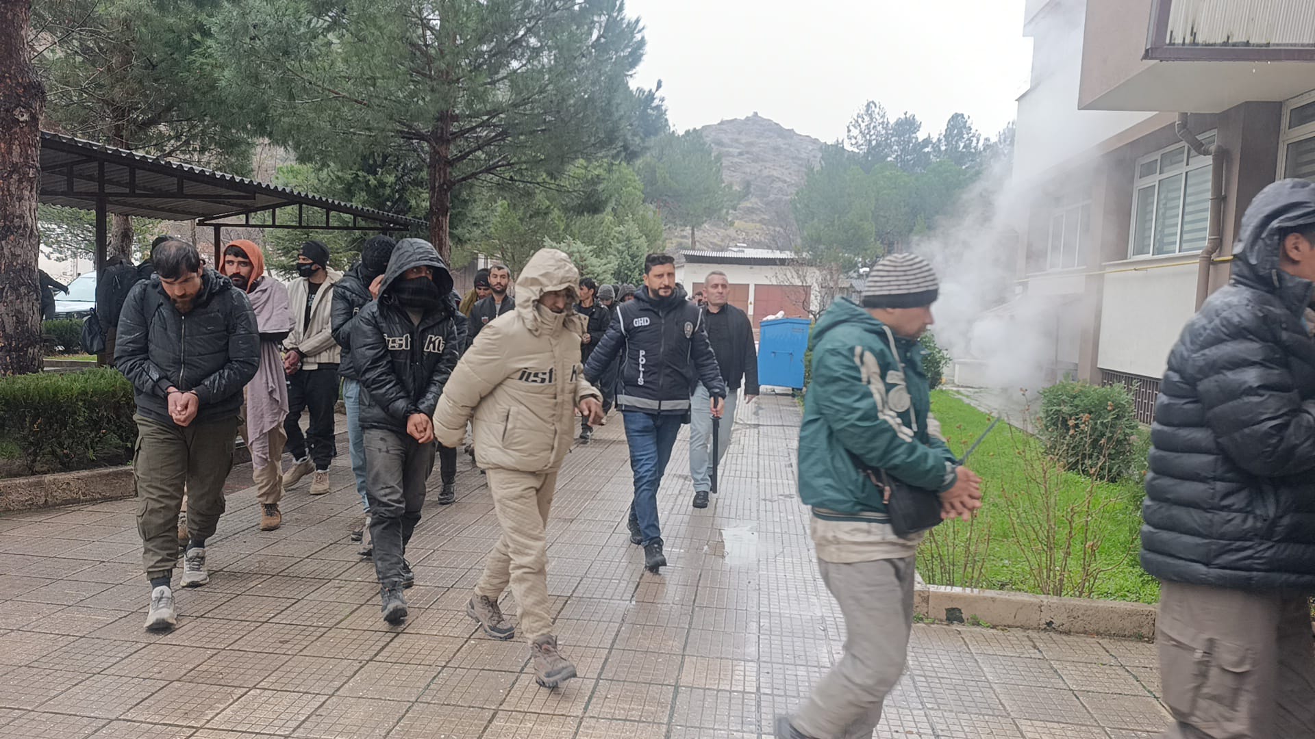 TIR’ın dorsesinden 42 kaçak göçmen çıktı; 2 gözaltı