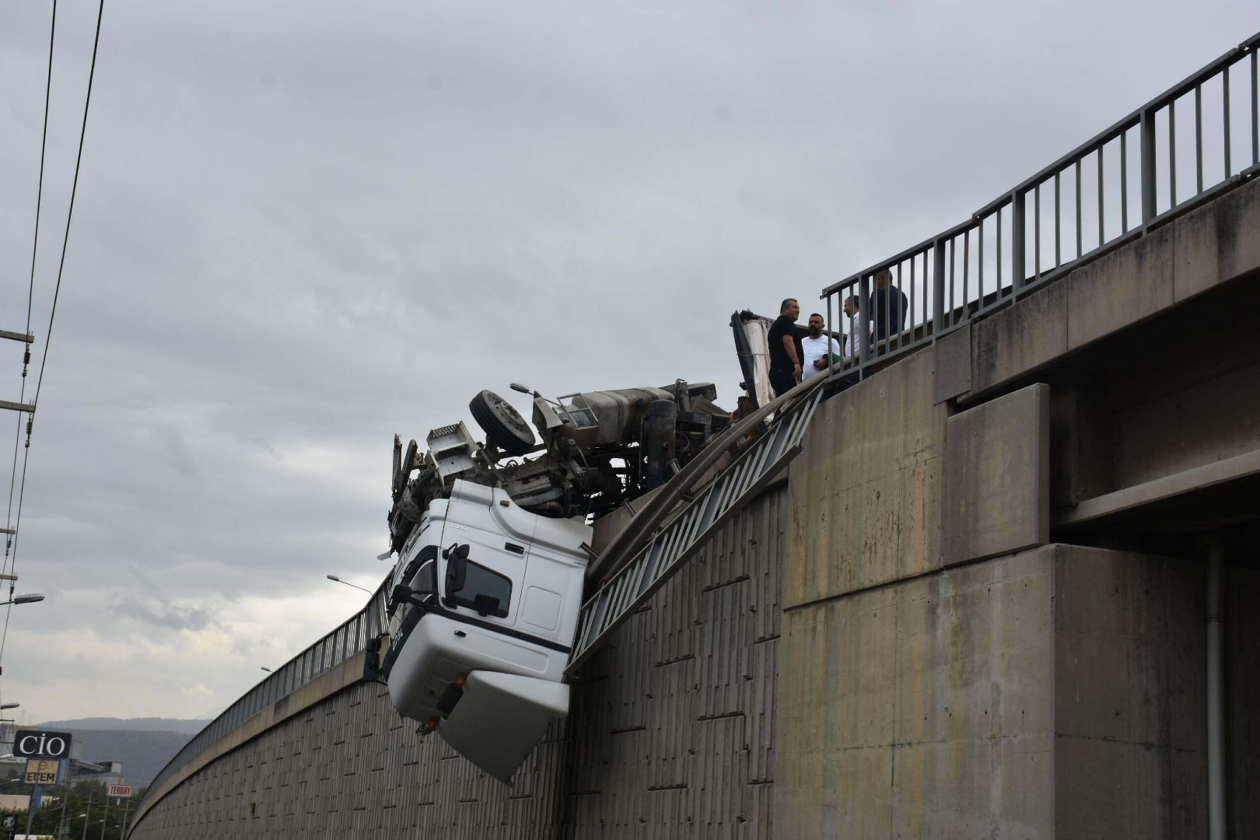 TIR'ın viyadükte devrildiği kaza kamerada / Video eklendi