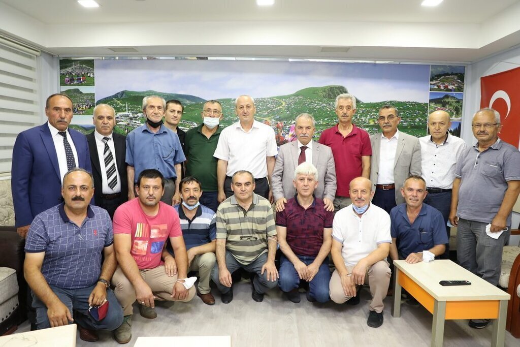 TRABZON SALPAZARI AGASARLILAR DERNEGINI ZIYARET EDEN BASKAN DEMIRTASKENT KULTURUNUN GELISIMINDE HEMSEHRI DERNEKLERININ FAALIYETLERIYLE ZENGINLESTIGINI SOYLEDI.