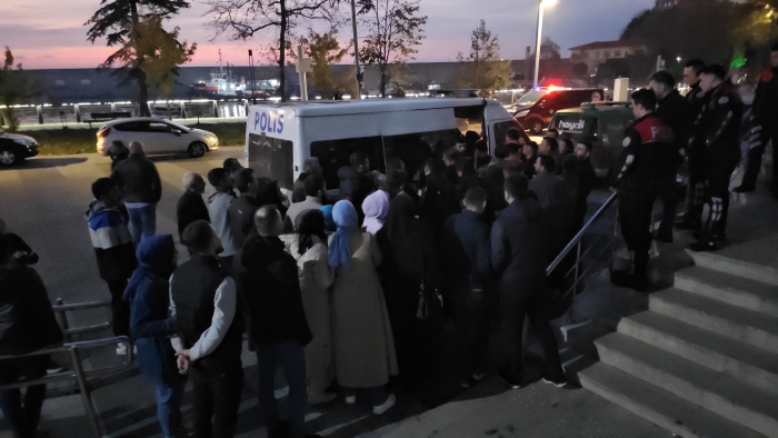 Trafikte kavga ettiği kişiyi bıçakladı, bıçaklayan serbest, bıçaklayanı linç etmeye çalışan 6 tutuklandı