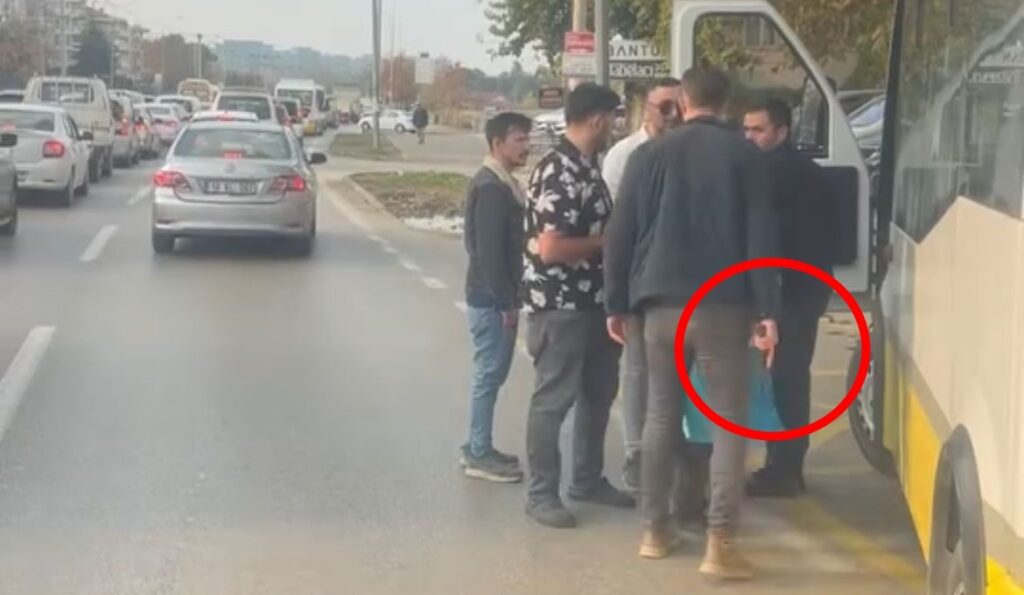 Trafiğin ortasında silahını çıkardı tehditler savurdu