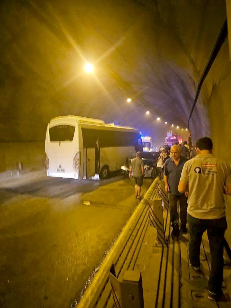 TUNELDEKI ZINCIRLEME KAZADA 10 KISI YARA 906681 269386