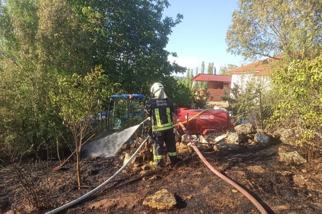 Muğla’da tankerler ile yangınların büyümesi önlendi