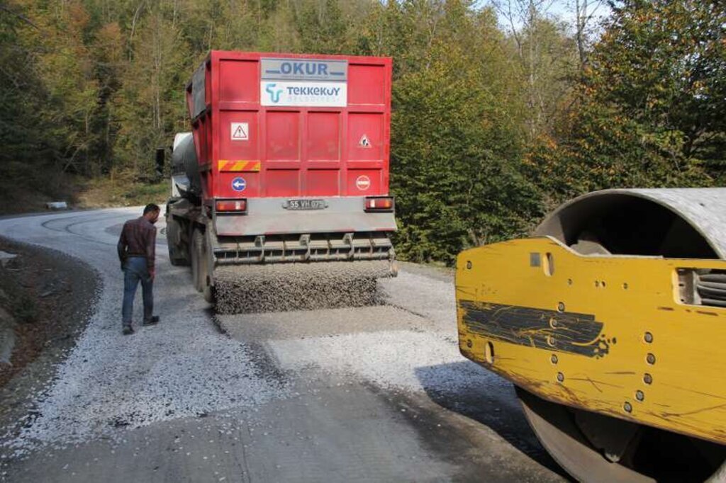 Tekkekoy Belediyesi Akbaslar Mahallesinde Yol Yapim Calismalarini Surduruyor