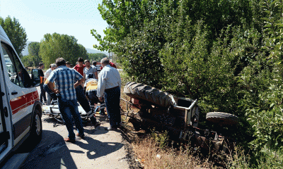 Kamyonet ile traktör çarpıştı: 3 yaralı