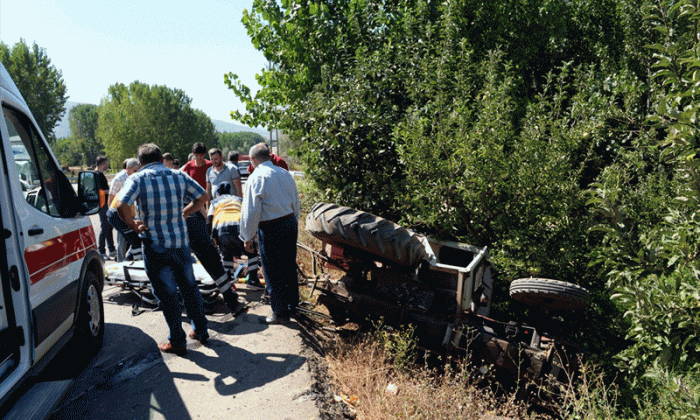 Kamyonet ile traktör çarpıştı: 3 yaralı