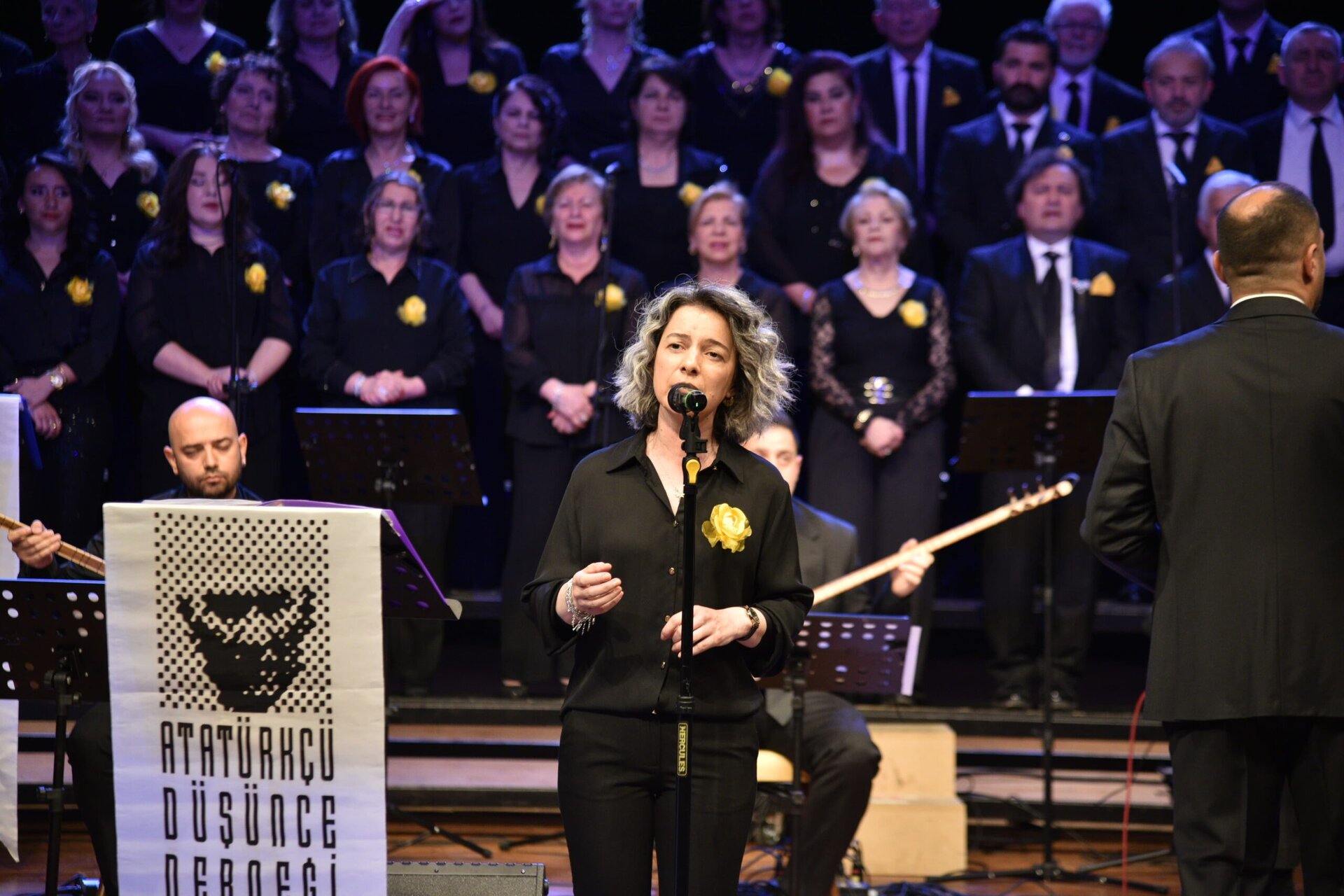 USTA SANATCI YILDIRAY CINAR ATA SAHNEDE ANILDI 11 scaled