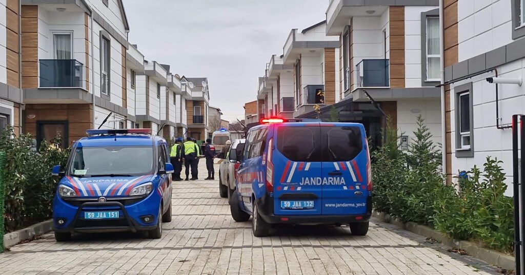 Villada anne ve kızı ölü, baba ise ağır yaralı bulundu