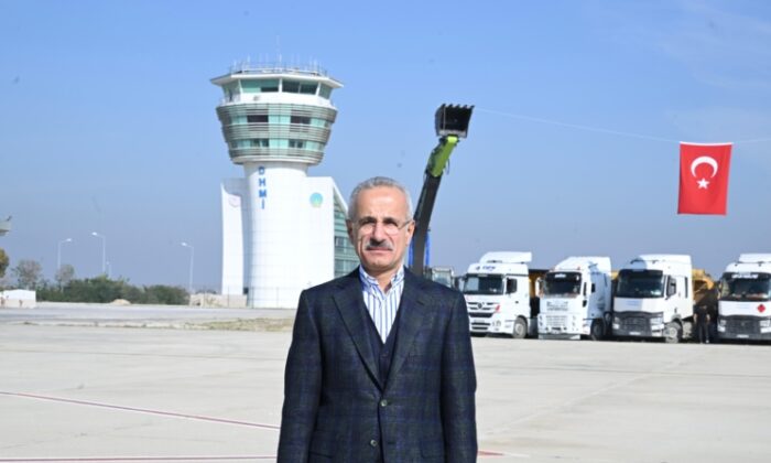 Bakan Uraloğlu, Hatay Havalimanı’nda yenileme çalışmalarını inceledi