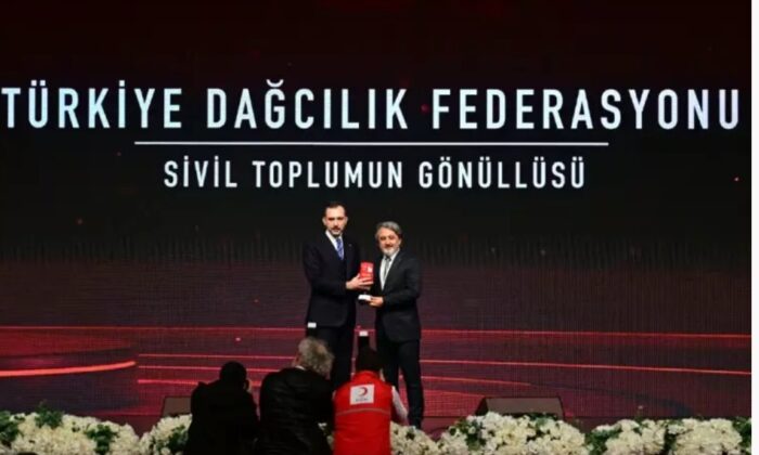Türkiye Dağcılık Federasyonu’na, “Uluslararası Kırmızı Yelek Gönüllülük” ödülü