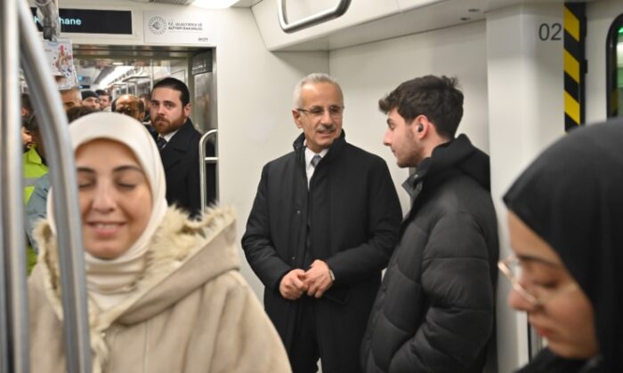 Bakan Uraloğlu ,Ankara uçağına metroyla ulaştı